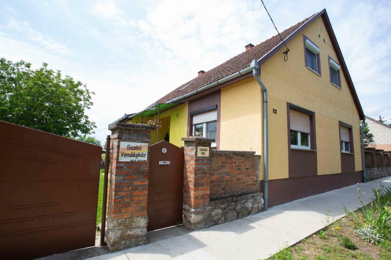 Hotel Szabo Vendeghaz Siklós Exterior foto
